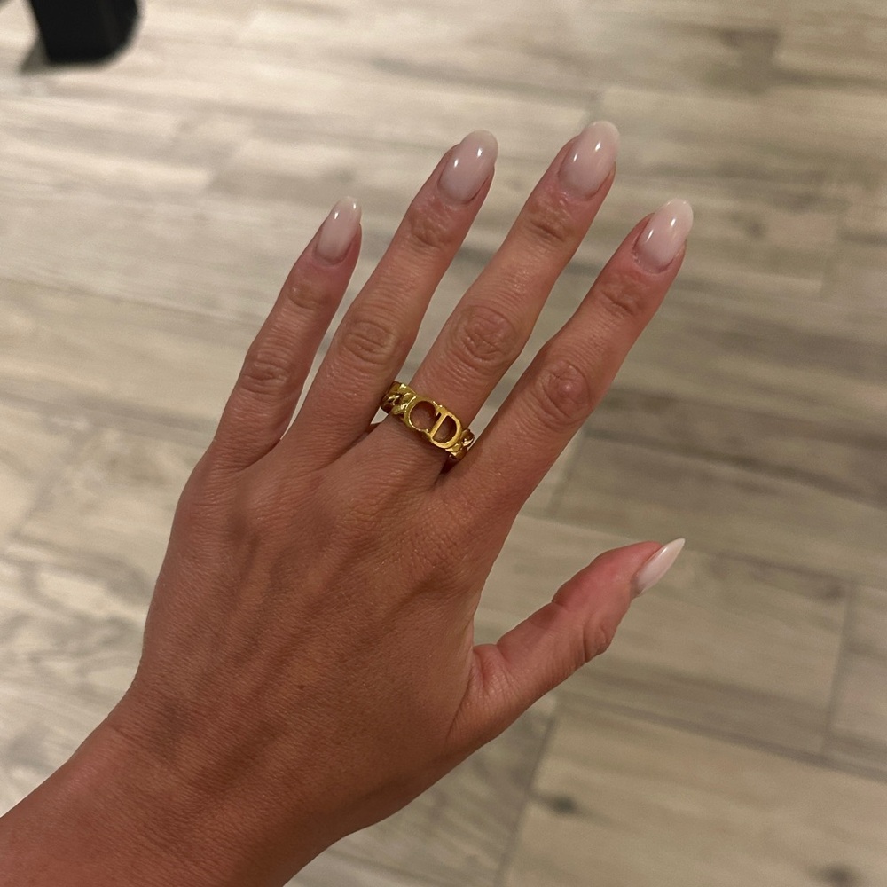 Christian Dior
Danseuse Etoile Band Ring